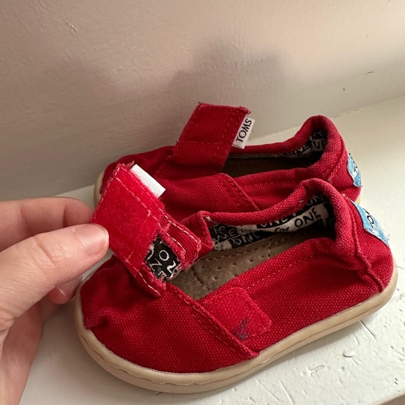 🛍️ Bright candy apple red, baby Tom’s, size 5 🍎 - Picture 5 of 11